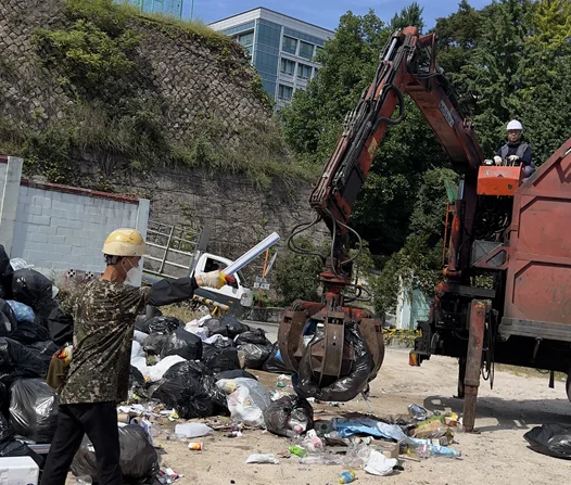 사업장에서 폐기물을 수거하는 에코글로벌 작업 현장